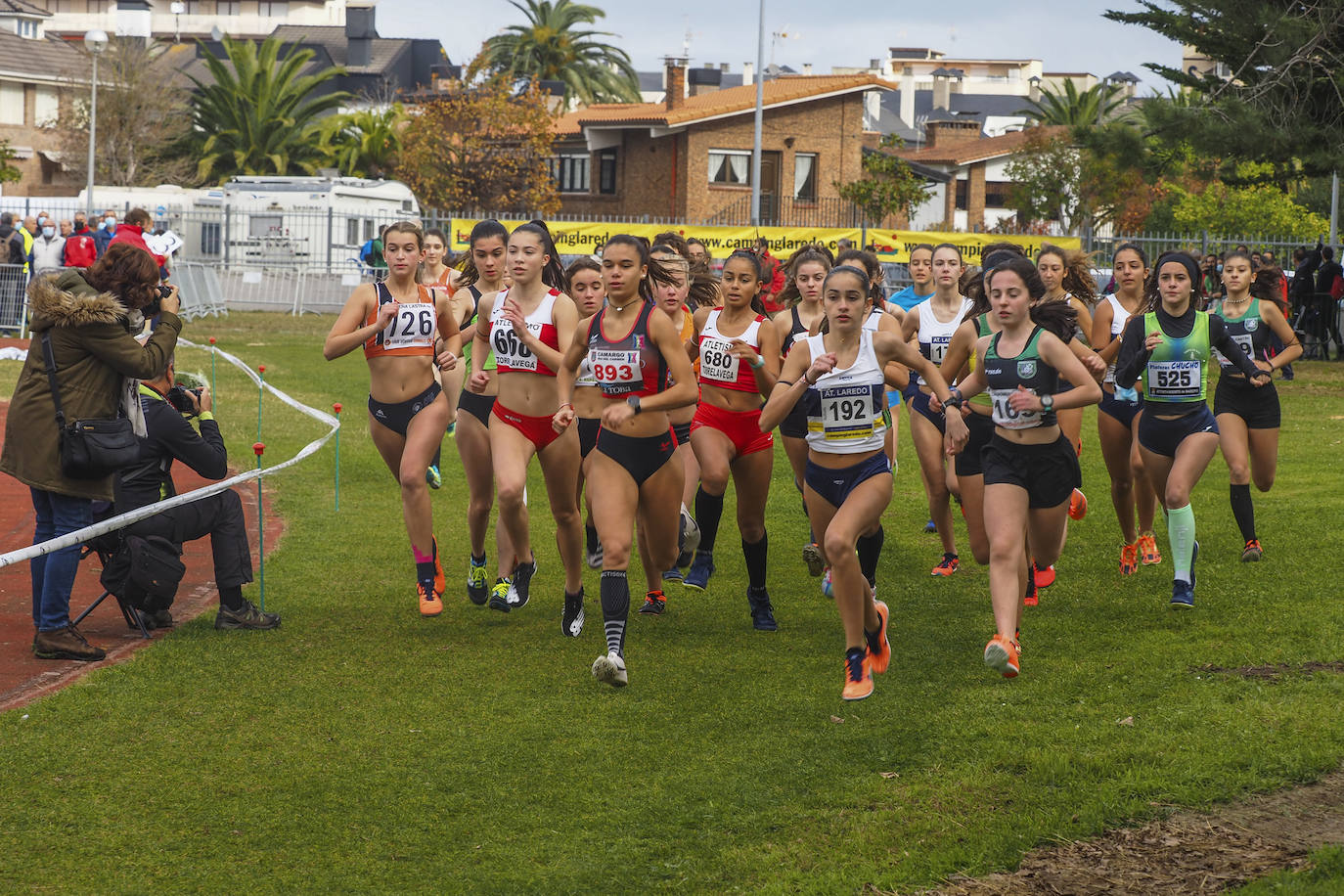 Dolores Marco y Bruno Villazón se llevan el Cross Costa Esmeralda, que se celebró ayer en Laredo con récord de participación