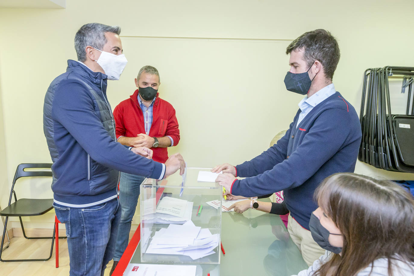 El vicepresidente regional seguirá siendo secretario general del partido tras imponerse a Judith Pérez en las elecciones internas