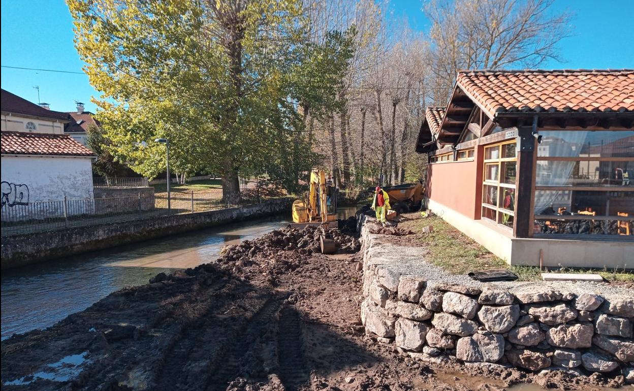 Trabajos de limpieza del cauce del Ebro y de acondicionamiento de la escollera junto al Bar Centro. 