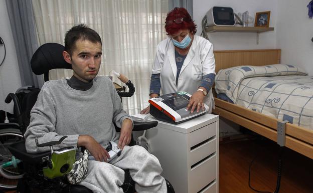 Alberto Tejera, junto a una de las máquinas que necesita para su distrofia muscular de Duchenne.