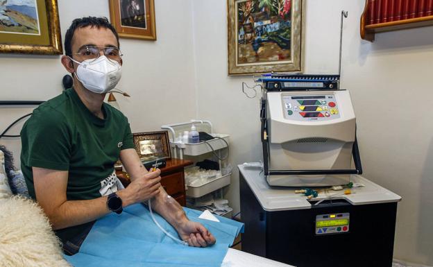 Juan Manuel Fernández, con la máquina de hemodiálisis para su enfermedad renal