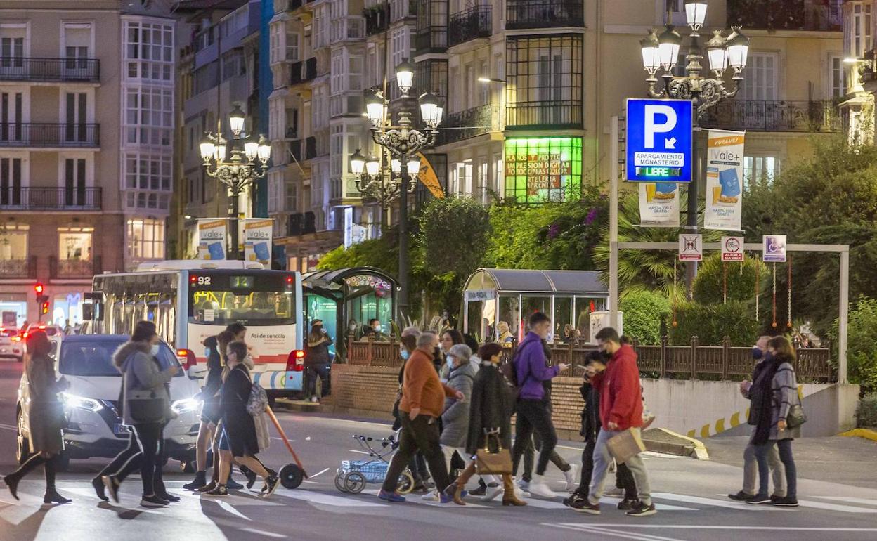 Vecinos de Santander cruzan por la calle Jesús de Monasterio. El Ayuntamiento se libra de las subidas del precio de la luz gracias a una tarifa fija. 