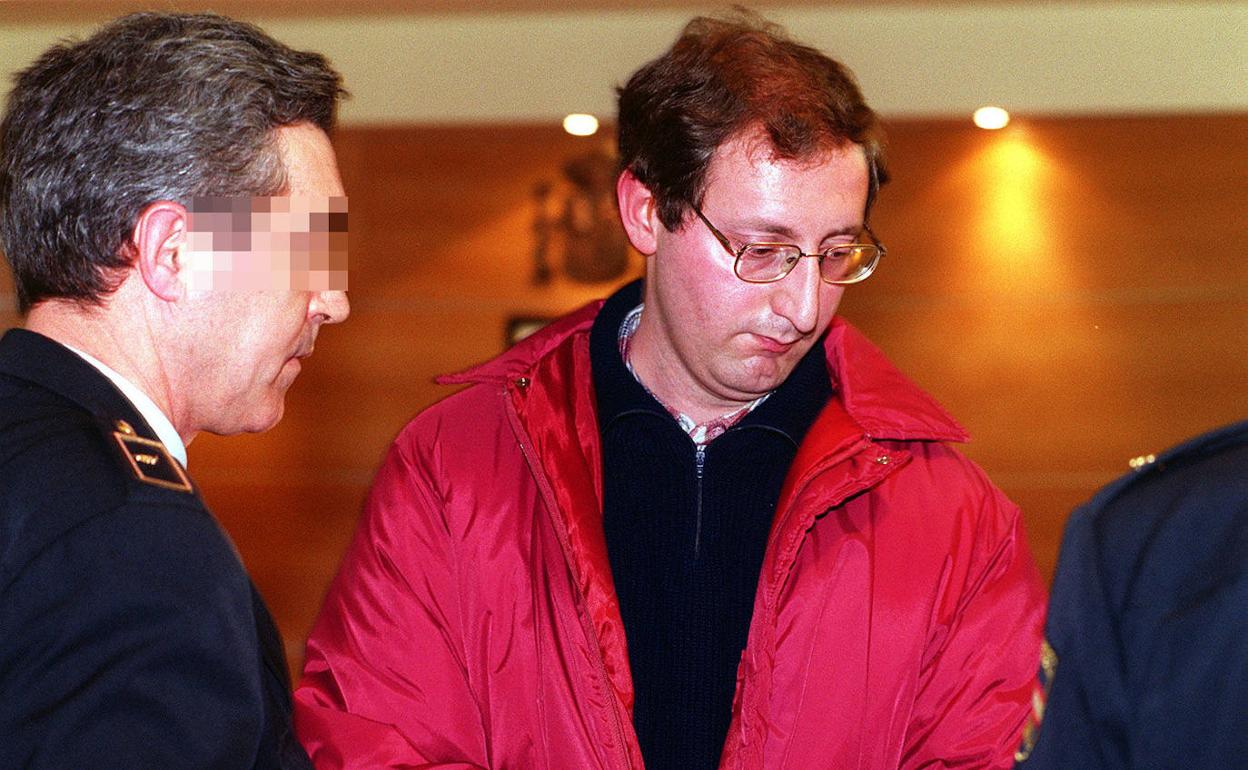 El presunto autor del crimen de Lardero, Francisco Javier Almeida, en 2000, durante el juicio por el asesinato anterior.