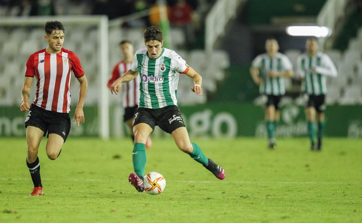 Íñigo Sainz-Maza lleva el balón en el encuentro del viernes ante el Bilbao Athletic.