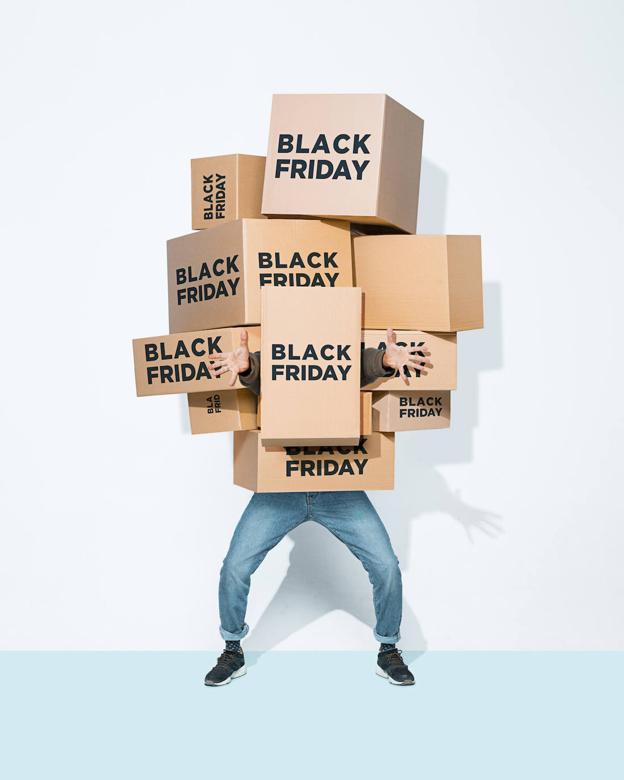 El hombre 'Black Friday', rendido ante las ofertas.