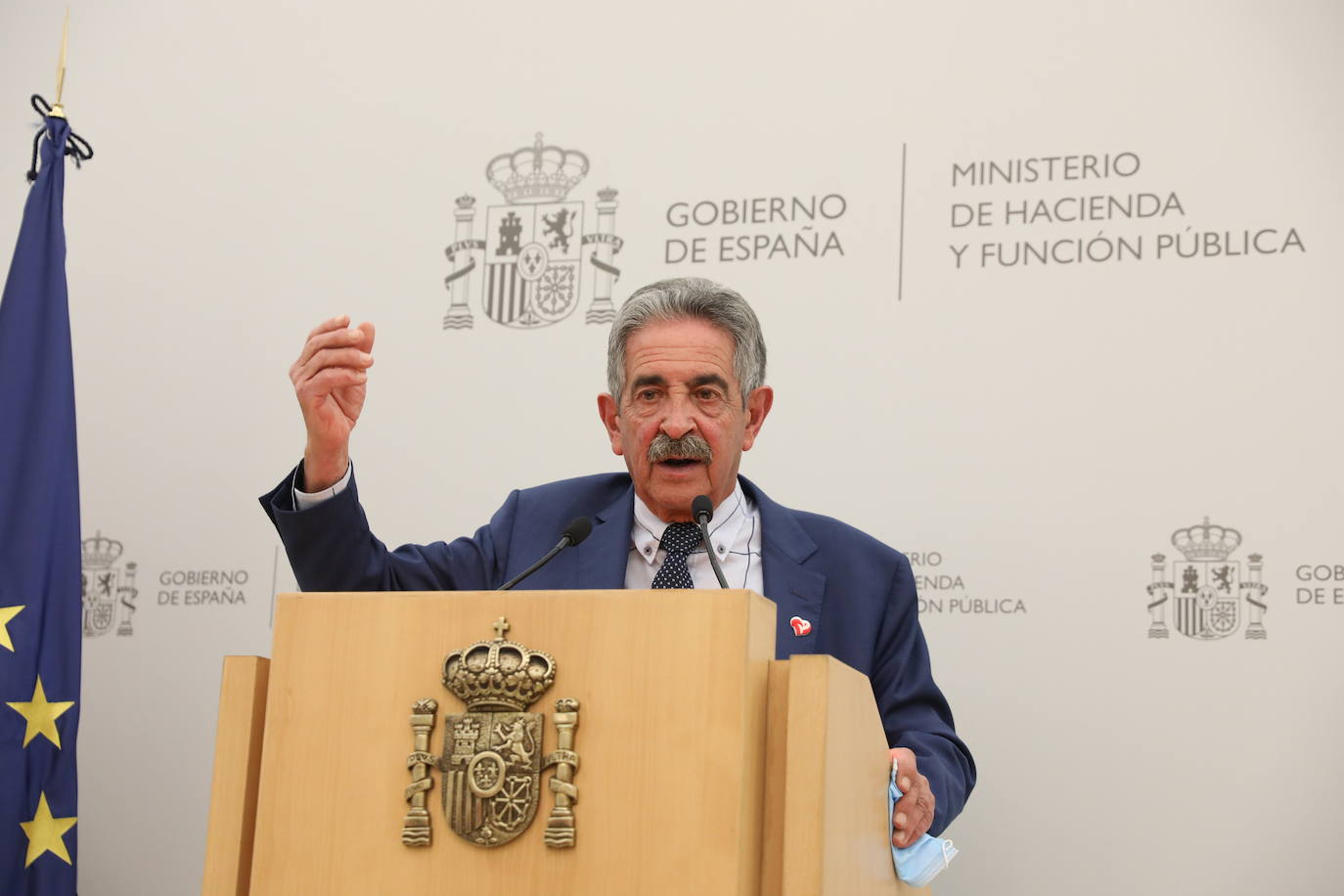 Miguel Ángel Revilla, responde a los medios tras la firma de los convenios para transferir a la Comunidad Autónoma los pagos comprometidos en 2021 de las obras de Valdecilla