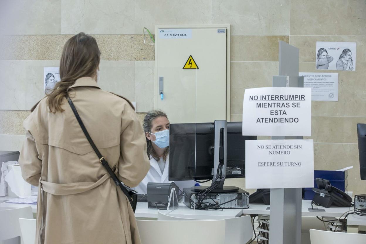 Una usuaria es atendida por el personal de admisión del centro de salud de la calle Vargas. r. ruiz