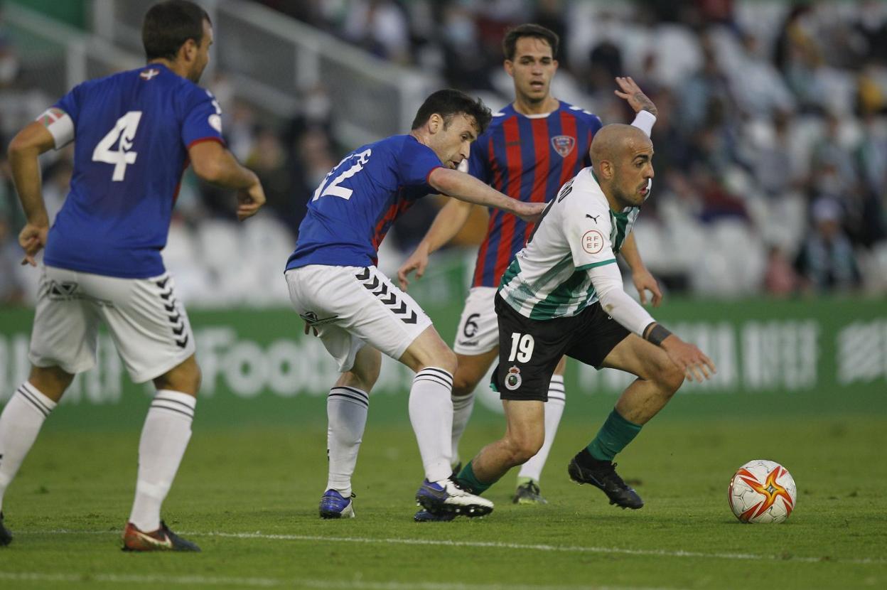 Carlos Castro controla el balón en su último partido, ante el Leioa en Copa Federación. 