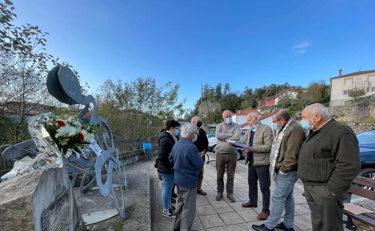 Miembros del Ayuntamiento de Riotuerto y de la Asociación del Museo de Vicente Trueba, en el homenaje al ciclista junto a su monumento. 