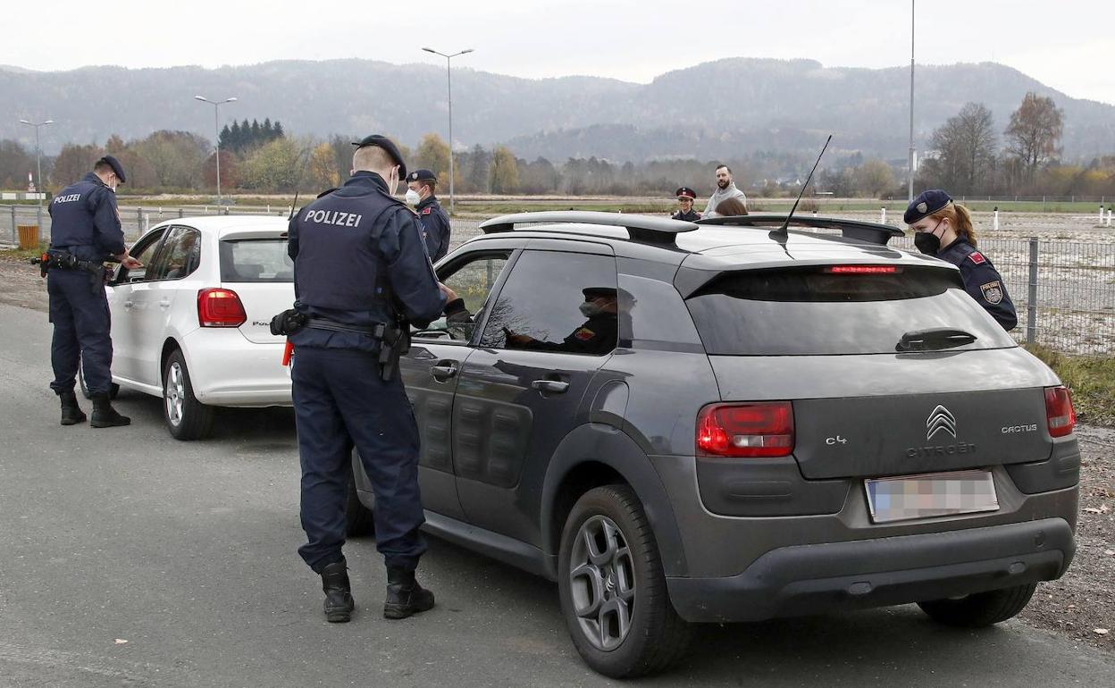 Policías de Austria controlan la vacunación de los ciudadanos.