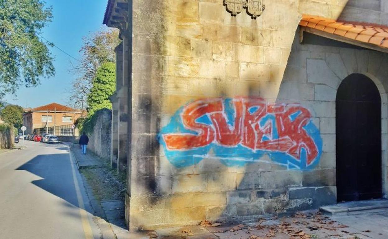 Graffiti en la fachada de acceso a la iglesia de San Juan.