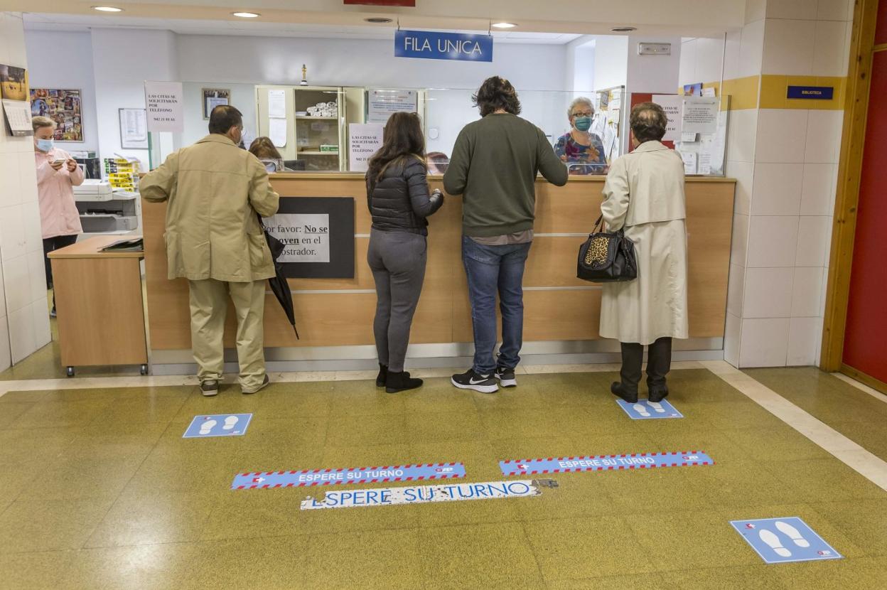 Mostrador de admisión del centro de salud de la calle Isabel II, en Santander. roberto ruiz