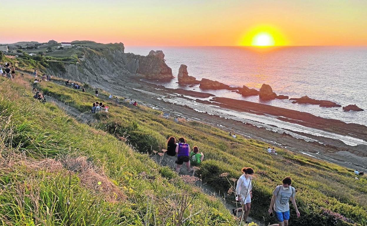 El proyecto de Geoparque Costa Quebrada integra siete ayuntamientos de la región y encierra un alto valor geológico y divulgativo.