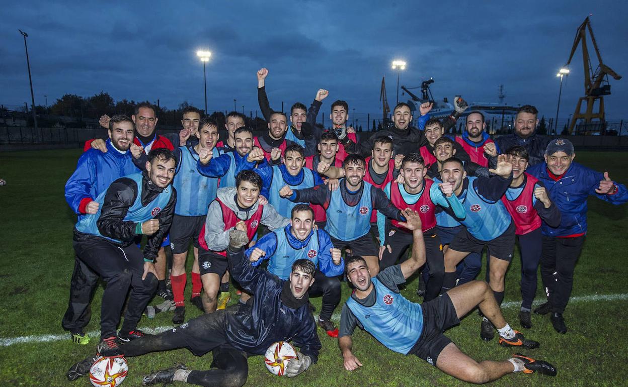 Jugadores y técnicos del Solares, ayer, en La Planchada de Astillero, donde prepararon un partido histórico.