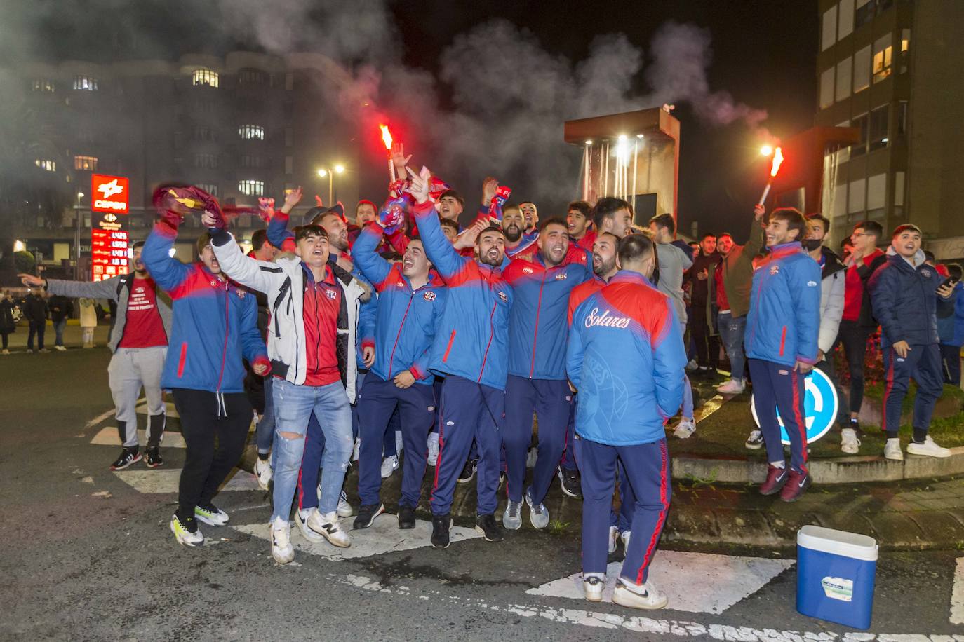 Fotos: El recibimiento a los jugadores del Solares tras clasificarse para la Copa del Rey