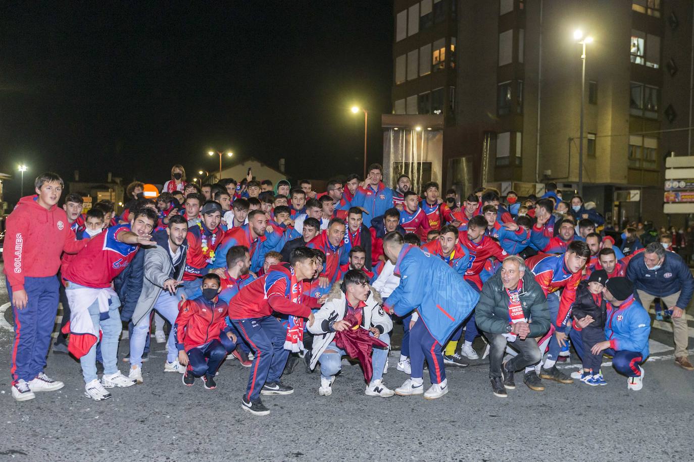 Fotos: El recibimiento a los jugadores del Solares tras clasificarse para la Copa del Rey