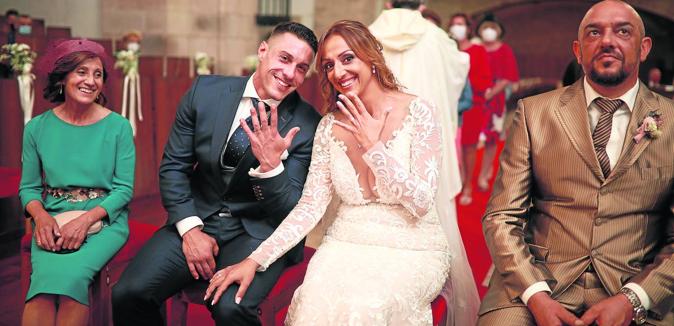 Elena Valdés y Álvaro Sauca contrajeron matrimonio el pasado 31 de julio en Nuestra Señora de Las Caldas del Besaya tras tener que aplazar la boda hasta en tres ocasiones. La novia recuerda que «mi mejor amiga me comunicó que no asistiría ya que su tía falleció en el lugar donde nos casamos. Mi sorpresa fue ver cómo se enfrentó a ese dolor saliendo a leer en la iglesia dándome así el mejor regalo de bodas que podía tener». 