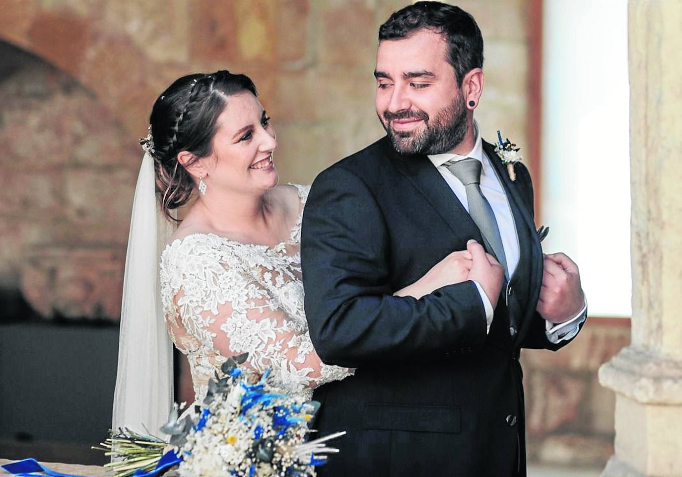 Henar Maroñas y Adrián Sarabia se casaron en la Catedral de Santander el pasado 10 de julio. La pareja recuerda que el día de la boda la novia estrenó unas lentillas y cuando se las puso se dio cuenta de que se las habían dado cambiadas. Cuando intentó quitárselas no podía y despertó a Adrián a las ocho de la mañana para que fuera a su casa a ayudarla. La segunda anécdota es que el novio contrató un Cabify para ir a la iglesia y se lo anularon cinco minutos antes, por lo que casi llegaron a la vez.