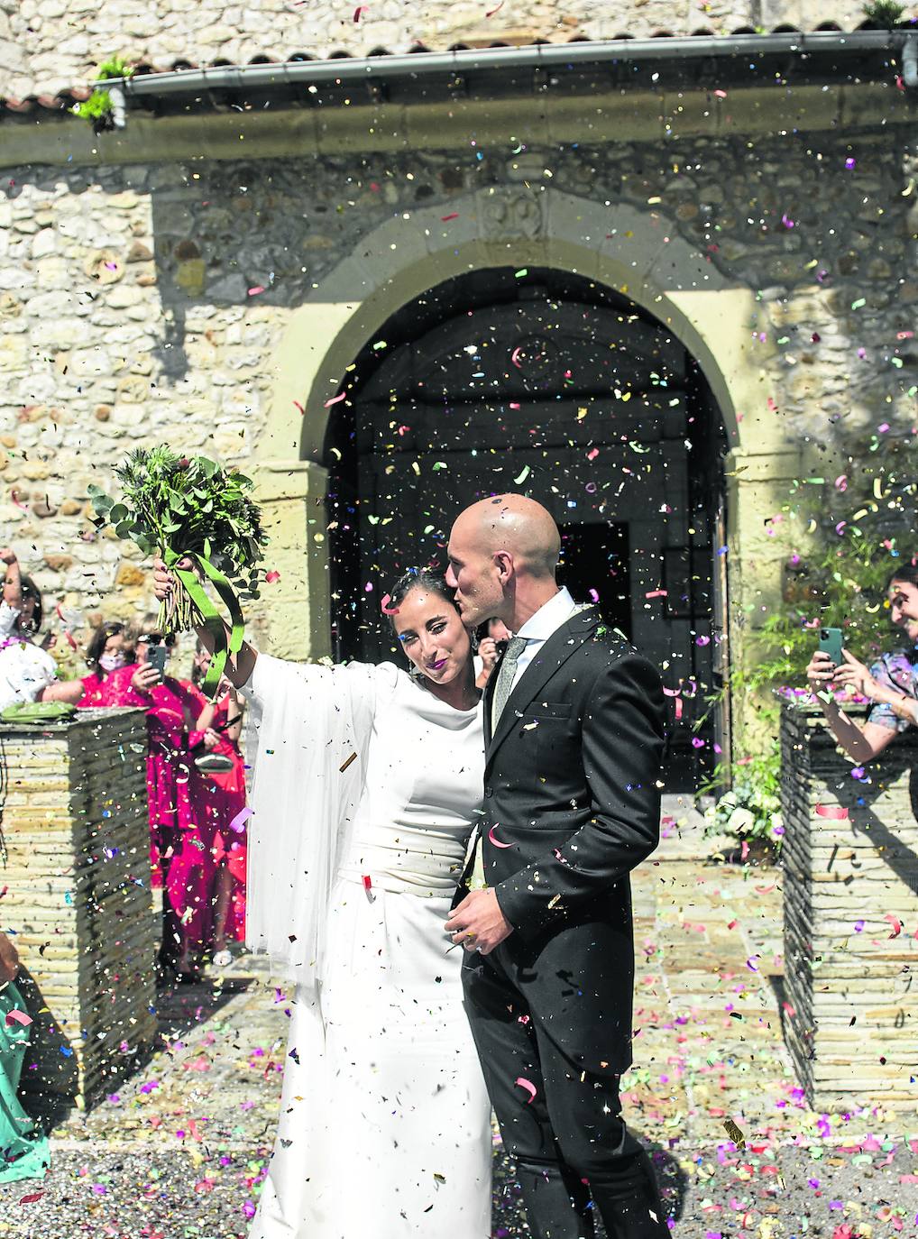 Sofía Vaquero y Daniel Viña se casaron en la iglesia de Suesa el pasado 10 de septiembre. Como anécdota del día, la pareja recuerda que en plena ceremonia se rompió el banco en el que estaba sentado el novio.