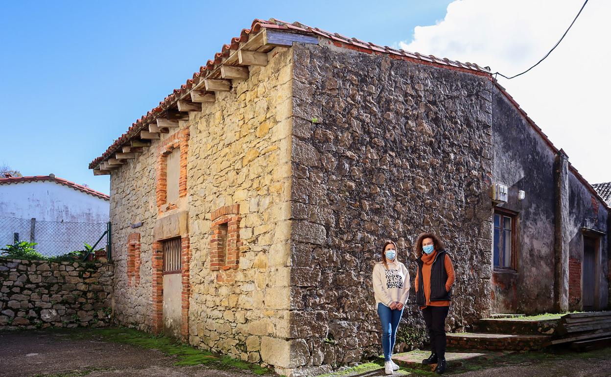 La concejala de Educación de Comillas, Mirta Peña (izquierda), visita el edificio de Trasvía junto a la alcaldesa, Teresa Noceda. 