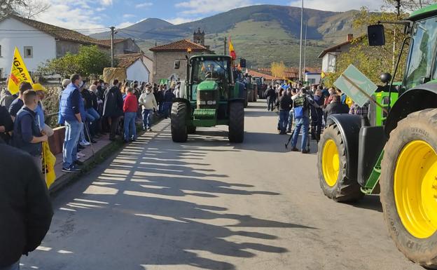 Tractores esta mañana en Arenas de Iguña.