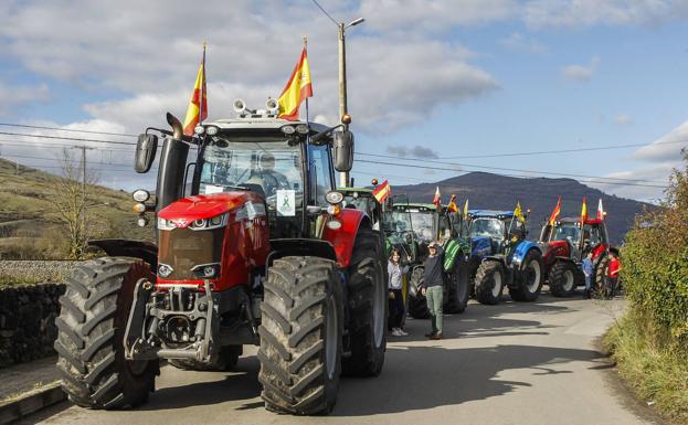 Galería. Así ha sido la tractorada de este jueves en Arenas de Iguña.