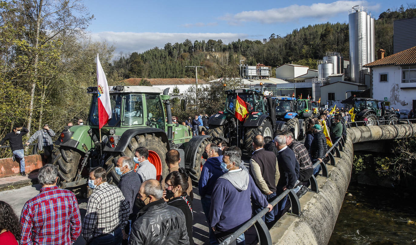 Fotos: La tractorada de Arenas de Iguña, en imágenes