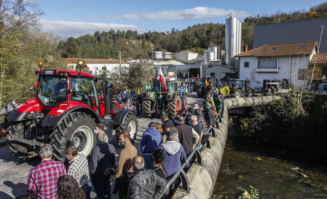 Fotos: La tractorada de Arenas de Iguña, en imágenes