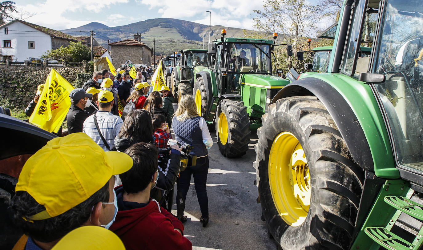 Fotos: La tractorada de Arenas de Iguña, en imágenes