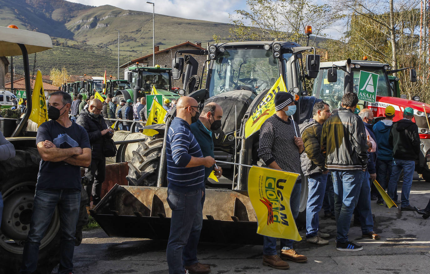 Fotos: La tractorada de Arenas de Iguña, en imágenes