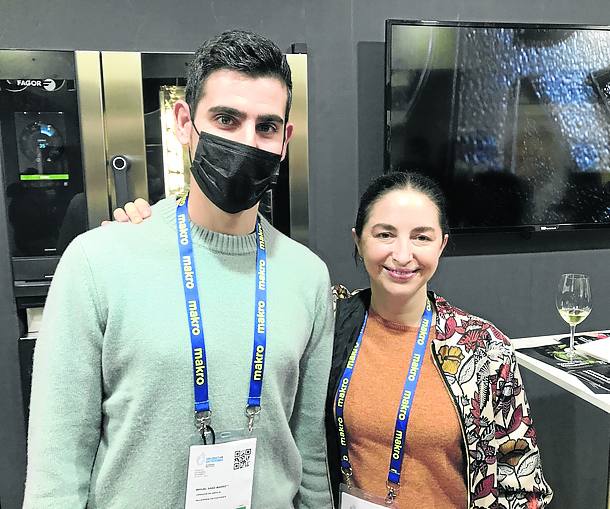 Miguel Sáez, Maitre Cantabria 2019 y miembro del equipo de sala del Cenador, junto con Elena Arzak.