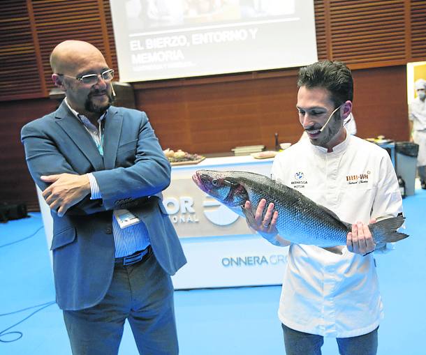 La empresa cántabro-canaria Aquanaria tuvo un estand y patrocinó un taller de cocina con sus lubinas. 