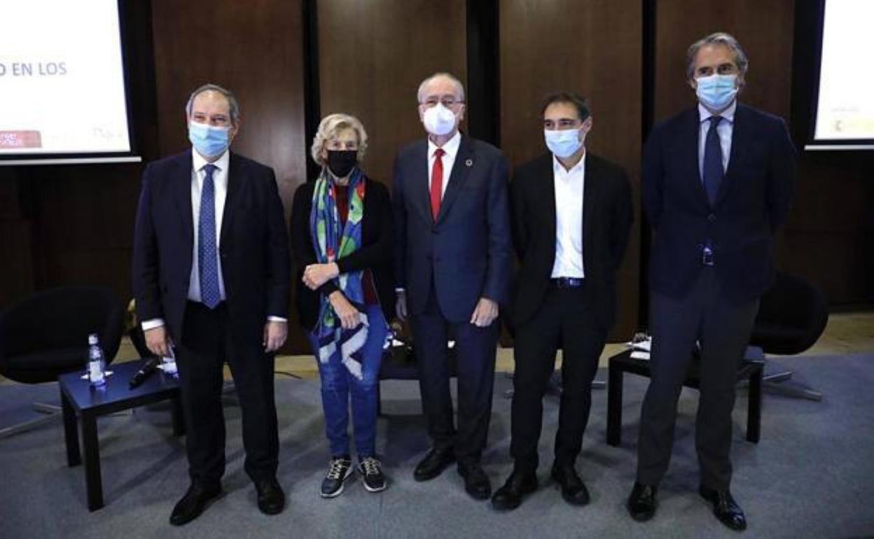 Jordi Hereu, Manuela Carmena, Francisco de la Torre, el moderador del evento e Íñigo de la Serna.