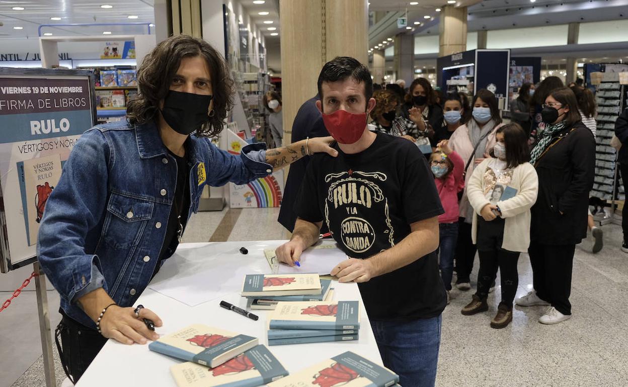 Rulo demostró su cercanía con el público de su tierra durante la firma de ejemplares de su nuevo libro en Santander. 