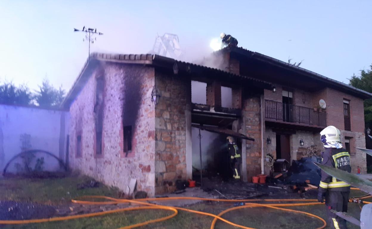 Los bomberos, en plena acción en la cuadra.