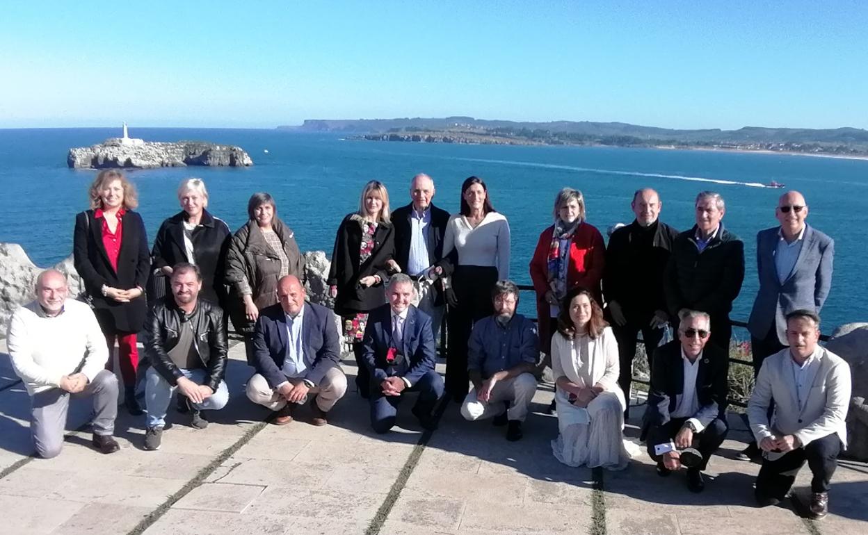 Foto de familia de los alcaldes de los ocho ayuntamientos que integran Costa Quebrada y miembros de la asociación que ha gestionado la candidatura a Geoparque para la Unesco.