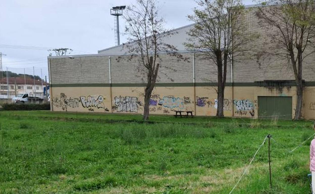 Colegio Agapito Cagigas, junto a uno de los terrenos propuestos para construir el parque, en Revilla de Camargo