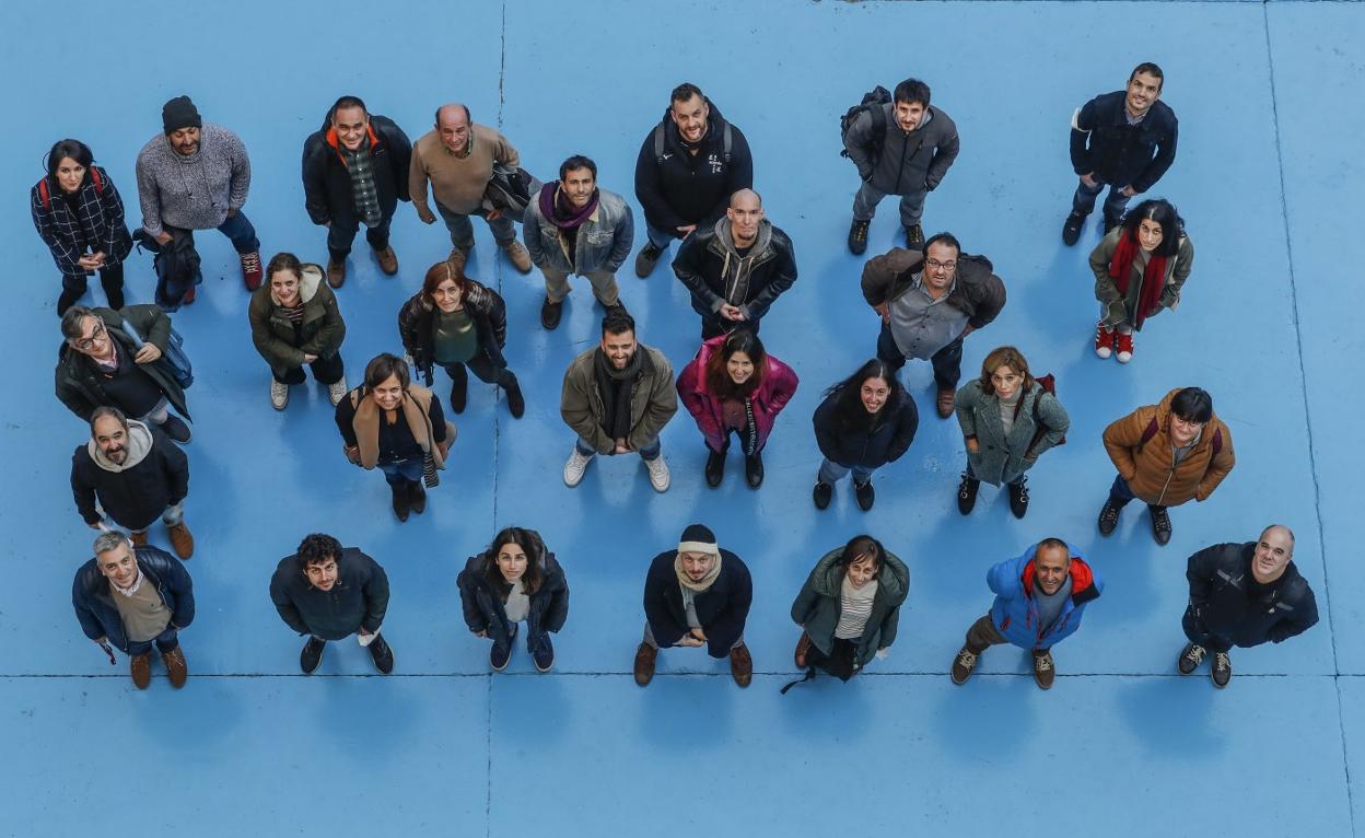 Cerca de un tercio de los profesores de Filosofía de Cantabria, en representación de todos sus compañeros, posan en el patio del IES Santa Clara, en Santander. 