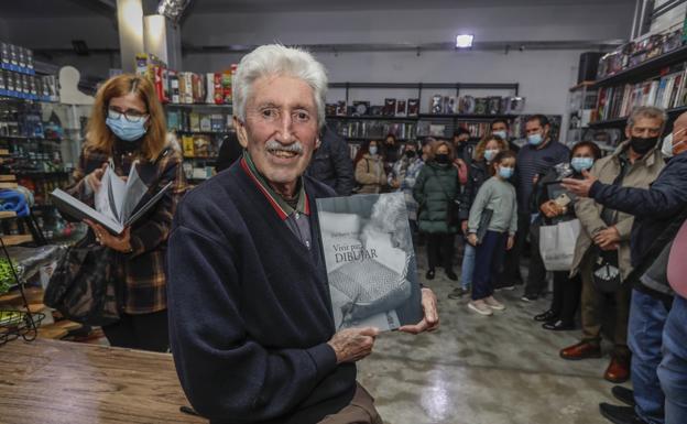 José Ramón Sánchez, este viernes en la librería Nexus-4 donde presentó la nueva publicación. 