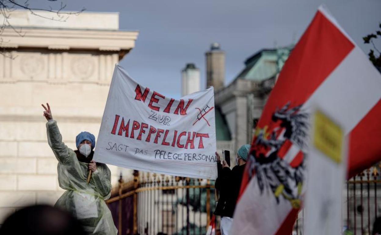 Miles de personas protestan en Viena contra el confinamiento y la vacunación obligatoria