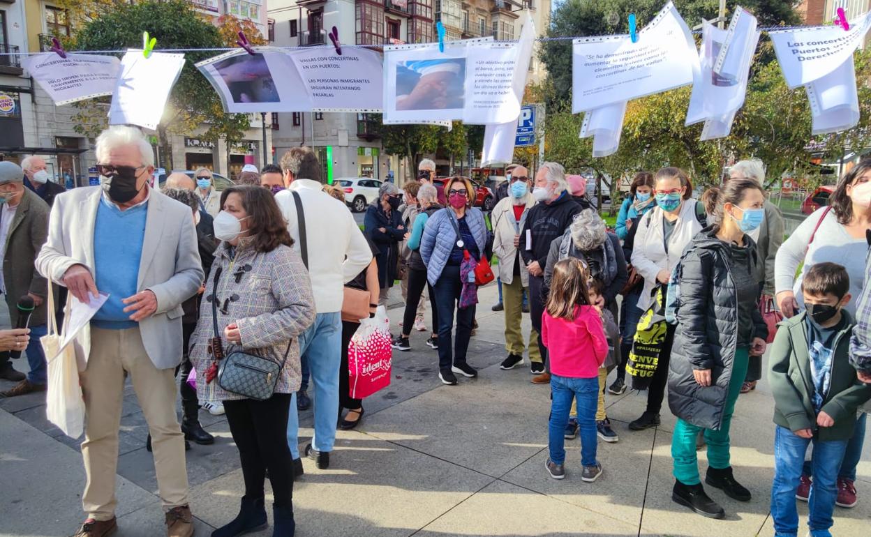 Cerca de 80 personas se han concentrado en la plaza del Ayuntamiento de Santander.