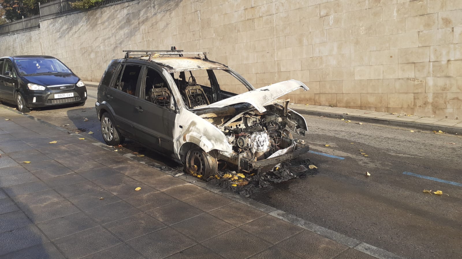 Fotografía tomada esta mañana. El coche ha quedado completamente calcinado.