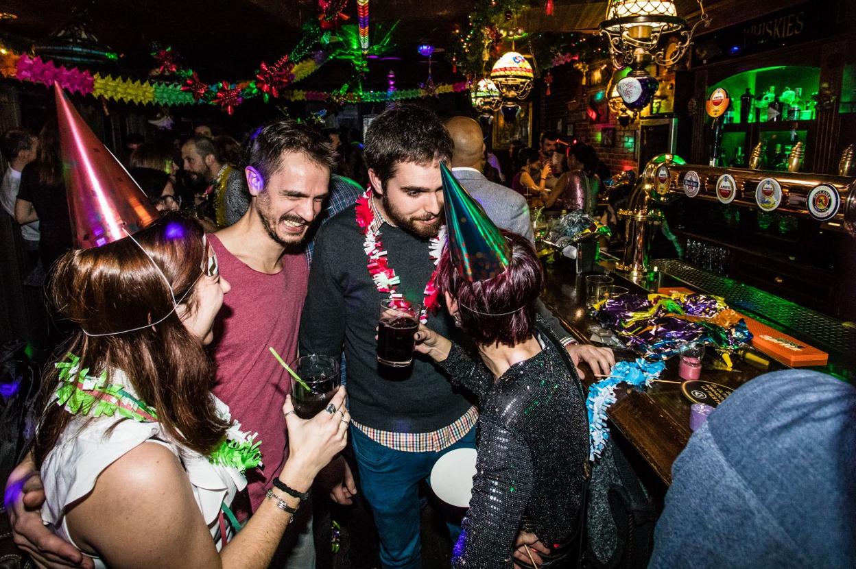 Un grupo de amigos se divierte durante una noche de cotillón navideño.