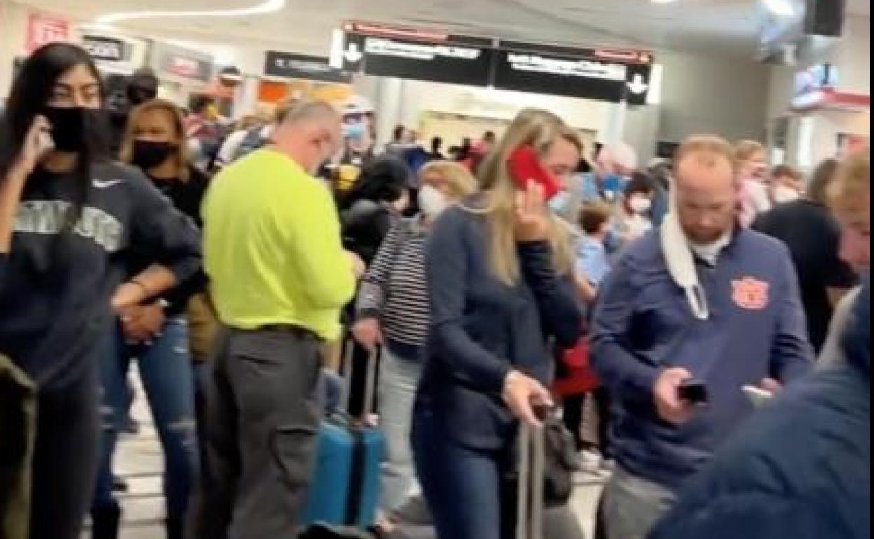 Pasajeros, en el aeropuerto de Atlanta tras normalizarse la situación. 