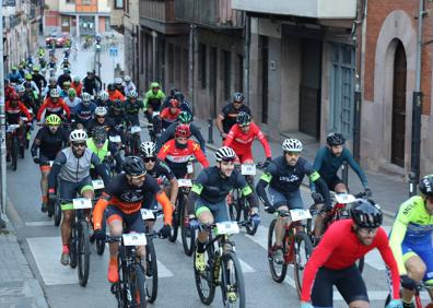 Imagen secundaria 1 - Javier del Cueto se impone en la Maratón BTT Valle de Liébana