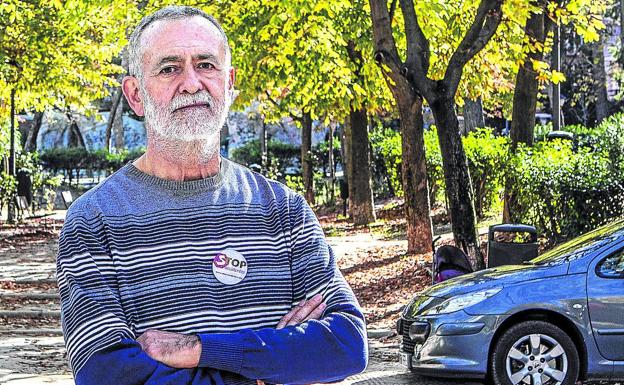 Fernando Muñoz ofrece clases de educación vial a jóvenes.