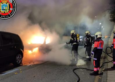 Imagen secundaria 1 - El presunto pirómano de Santander quema un coche y otros dos contenedores