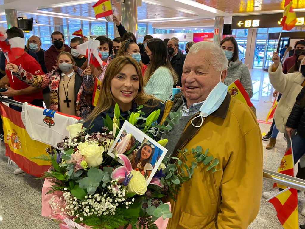 Sara Fernández, junto a su abuelo, a su llegada al aeropuerto de Seve Ballesteros.