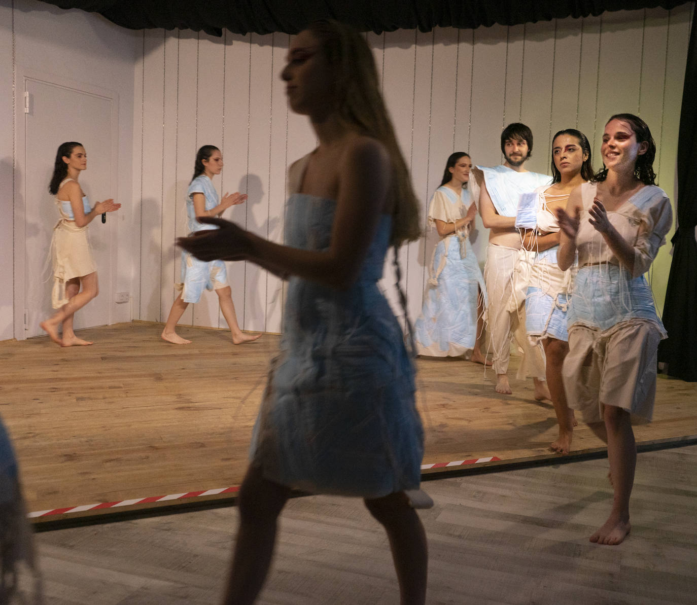 El desfile presentación de la firma Rarefad en el Centro Cultural Montaraz de Santander sorprendió por su visión del hecho pandémico.