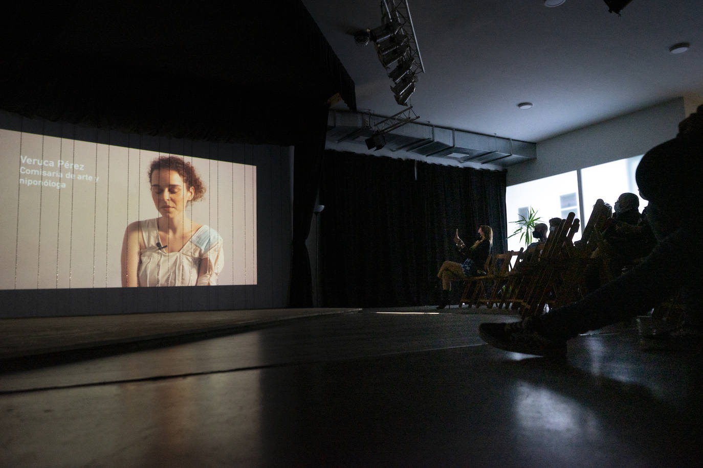 El desfile presentación de la firma Rarefad en el Centro Cultural Montaraz de Santander sorprendió por su visión del hecho pandémico.